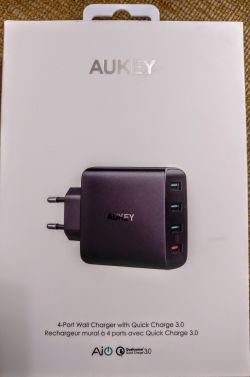 Ładowarka czteroportowa firmy AUKEY model PA-T18 Ładowarka czteroportowa firmy AUKEY model PA-T18