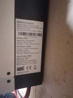 Etykieta ładowarki inwertera z danymi technicznymi.