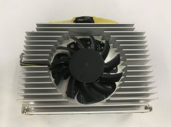 Aluminiowy radiator z czarnym wentylatorem na płytce elektronicznej, widok z góry.