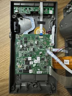 Gdzie znajduje się bateria RAM w starej kasie Aclas Kos (wersja 2 rolki 28mm)?