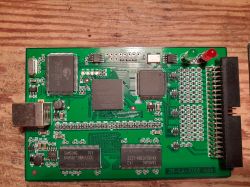 Płyta główna z komponentami elektronicznymi i złączami