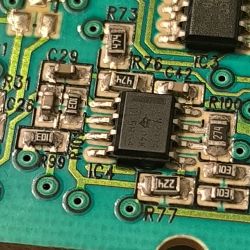 Zbliżenie na płytkę PCB z widocznymi elementami elektronicznymi, w tym wzmacniaczem operacyjnym LM2904 z uszkodzeniem.