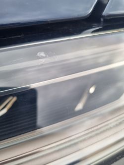 Odprysk na przedniej lampie Audi A6 C8