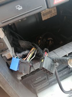 Podłączenie kabla Remote od wzmacniacza do radia Symphony II Audi A4 B6