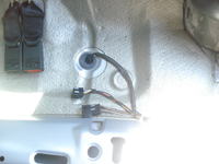 Funkcja kostki pod siedzeniem kierowcy w Oplu Omega 2.5 TD?