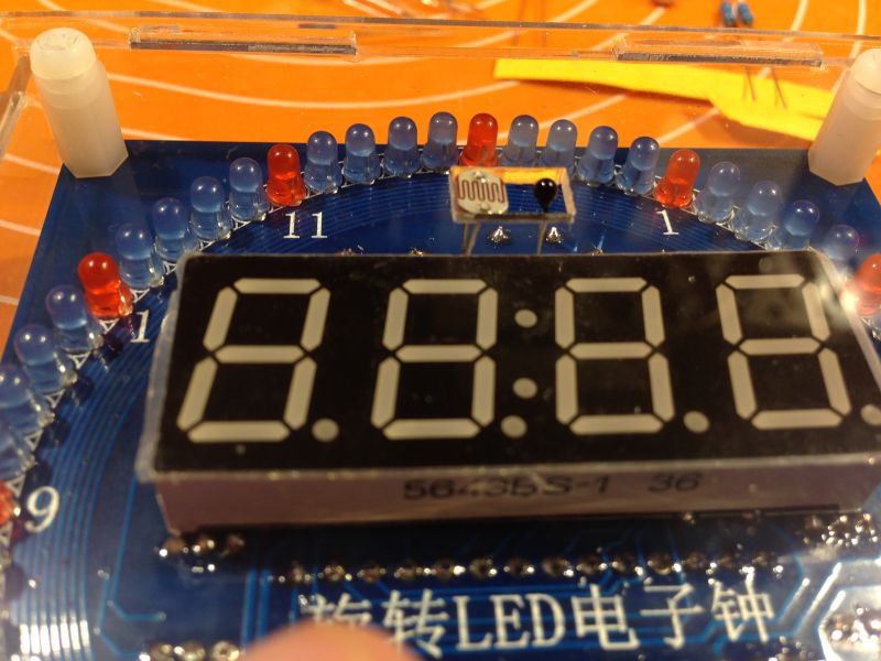 Świecąca karuzela albo inaczej zegarek z sekundnikiem innym niż zwykle. Studio Clock.