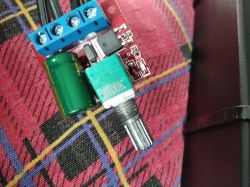 Płytka PCB z potencjometrem na kolorowym tle