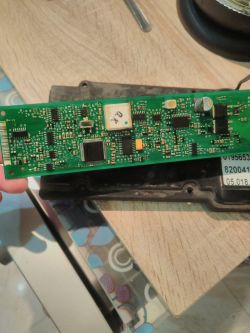 Montaż i kalibracja nowego silnika hamulca ręcznego w Renault Espace 4