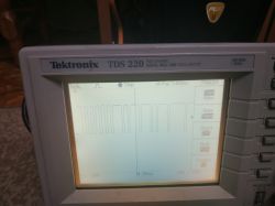 Oscyloskop Tektronix TDS 220 pokazujący przebieg sygnału.