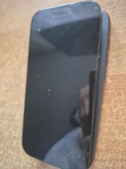 Smartfon z folią ochronną z pęcherzami powietrza na ekranie