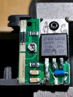 Moduł elektroniczny z wymienionym triakiem BTA08 na płytce drukowanej