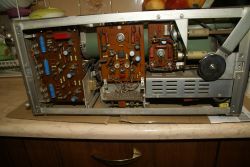 Wnętrze oscyloskopu Kabid DT 525A, ukazujące obwody elektroniczne i komponenty.