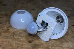 "Żarówka" LED z czujnikiem ruchu - test, wnętrze, chłodzenie...