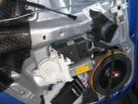 wygłuszenie drzwi oraz montaż zestawów głosników w VW golfie IV.własna produkcja