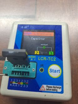 Tester LCR-TC2 pokazujący kondensator 4976pF.
