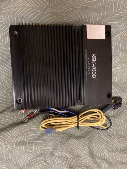 Napięcie na obudowie wzmacniacza Kenwood KAC-720: czy można go bezpiecznie używać?