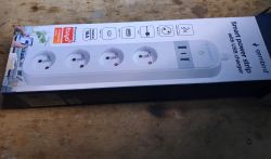 Box of the gembird TSL-PS-F4U-01-W power strip with four sockets and two USB ports.
