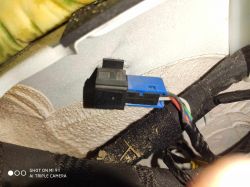 Wnętrze pojazdu z złączem elektrycznym o czterech kolorowych kablach.