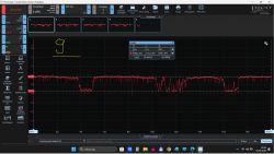 Wykres z oscyloskopu pokazujący napięcie sondy w czasie.