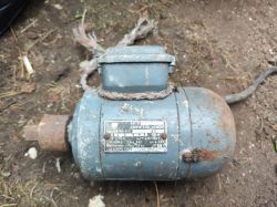 Stary silnik elektryczny z ZSRR z 1978 roku leży na ziemi.