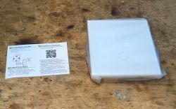 Manual and Packaging of Appio/Lumenix 9605 Switch User manual and packaging of the Appio/Lumenix 9605 light switch on a table.