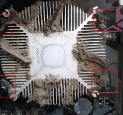 Zakurzony radiator z widocznymi czterema śrubami.