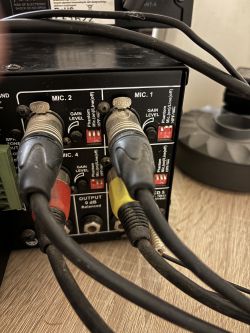 Panel wzmacniacza z podłączonymi mikrofonami i włączonym Phantomem na kanale MIC 1.