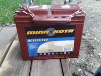 Czy wypukłe ścianki w akumulatorze Trojan 100Ah są normalne po ładowaniu?