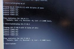Ekran komputera z konsolą Windows, na którym widoczne są komendy ping do wp.pl oraz do adresu IP, wszystkie z wynikiem Request timed out.
