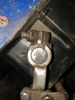 Rok produkcji akumulatora Genuine - interpretacja oznaczeń na klemie minusowej