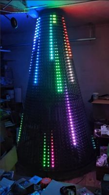 Choinka LED w trakcie testu ze światłami w różnych kolorach.