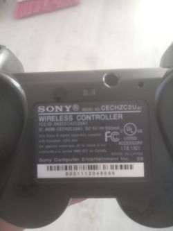 Pad duallshock 3 sixaxis nie posiada ani wibracji a ni żyroskopu.