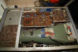 Wnętrze oscyloskopu Kabid DT 525A z widocznymi elementami elektronicznymi.