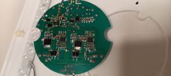 Płytka drivera LED z wieloma komponentami elektronicznymi i ścieżkami.