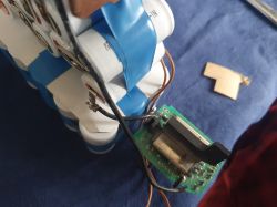 Pakiet akumulatorowy z ogniwami cylindrycznymi i układem elektronicznym na płytce PCB