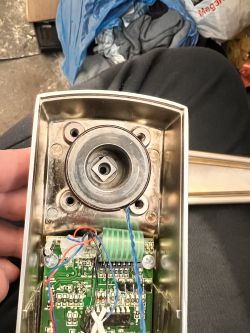 Zamek Lockdata DK0P0FRM13M nie blokuje klamki po wpisaniu kodu