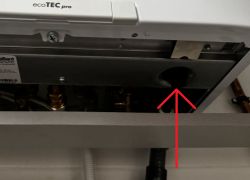 Czarne pokrętło pod kotłem Vaillant ecoTEC pro z czerwonym wskaźnikiem