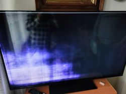 Ekran telewizora Hitachi z ciemnym i rozmytym obrazem.