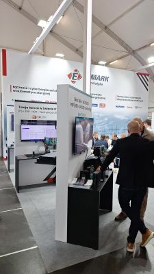 Stoisko Elmark Automatyka z ekranami i urządzeniami na targach ENERGETAB 2025