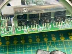 Mikroukład z widocznymi rezystorami oznaczonymi jako R716 i R717