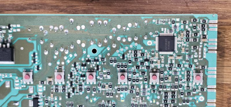 Płytka drukowana z gęsto rozmieszczonymi komponentami elektronicznymi i mikrokontrolerem