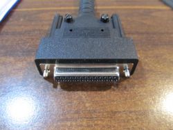 Gdzie kupić specyficzną obudowę złącza DB-25 z dodatkowymi śrubami mocującymi?