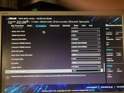 Ekran UEFI BIOS Utility w trybie Advanced Mode z różnymi opcjami konfiguracji.