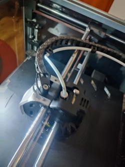 Zbliżenie na głowicę drukarki 3D z napędem bezpośrednim.