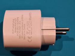 Wi-Fi Smart Plug Model: RMC021 White Wi-Fi smart plug Model: RMC021 with visible technical markings on a blue surface.