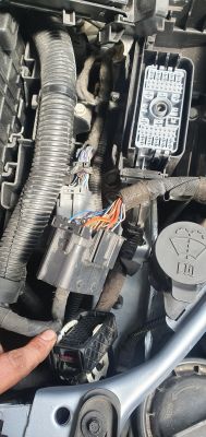 Gdzie znajdę schemat podłączenia skrzynki bezpieczników w Oplu Astra K 1.0?