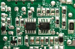 Zbliżenie na płytkę PCB z układami scalonymi CM6805BG i CM03AX oraz elementami SMD.