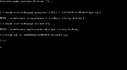 Ekran rozruchowy Windows 95 z komunikatami konfiguracji strony kodowej i klawiatury