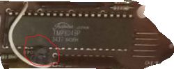 Zbliżenie etykiety produktu w brązowej tonacji, z czerwonym okręgiem zaznaczającym fragment.