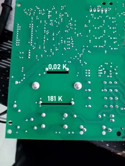 Spód zielonej płytki PCB z zaznaczonymi pomiarami rezystancji: 0,02 K i 181 K.